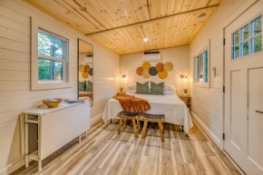 Couples Retreat: King Bed:Hot tub:Firepit & More